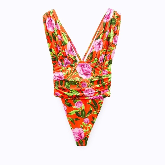M 🔖 ZARA Floral Printed Draped Bodysuit Red Roses 

RARE Blogger Favorite!! - Picture 5 of 11